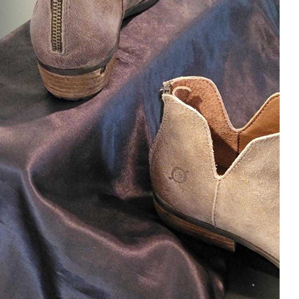 Born Kerri Distressed Brown Suede V-Cut Ankle Boots Back Zip Womens 7.5M - Picture 2 of 8